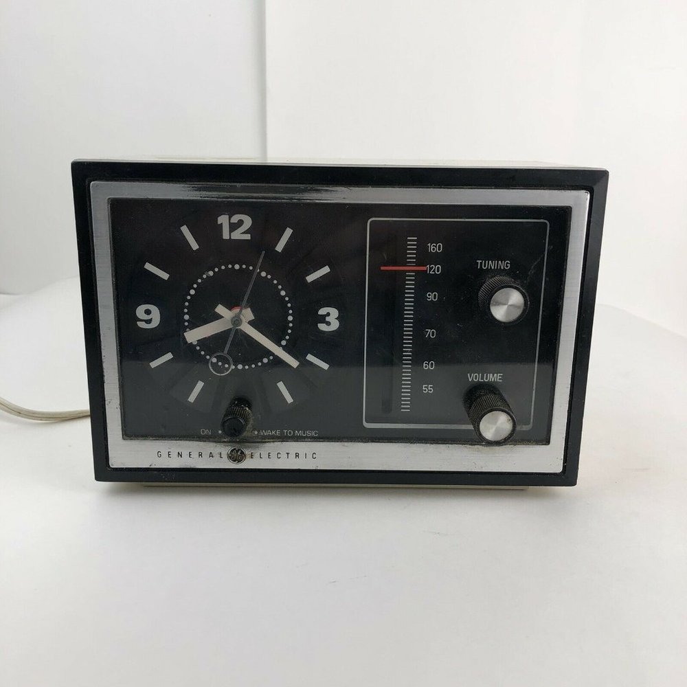 Vintage MCM General Electric AM Alarm Clock Radio